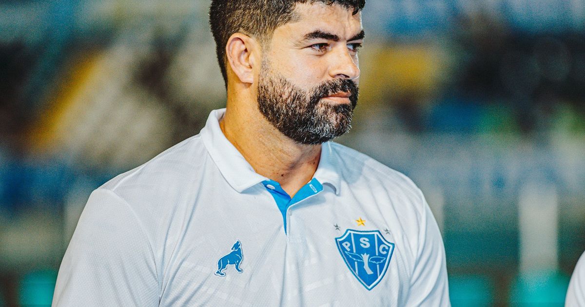 Ari Barros perdeu 'briga' contra Hélio dos Anjos e foi demitido do clube - 