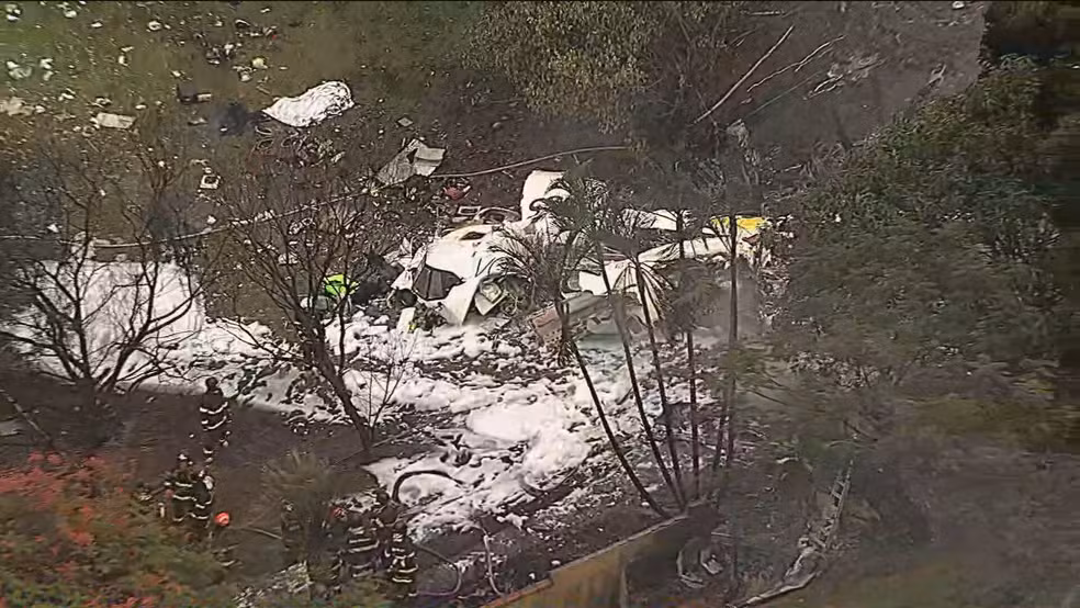 Avião caiu em Vinhedo, interior de São Paulo.