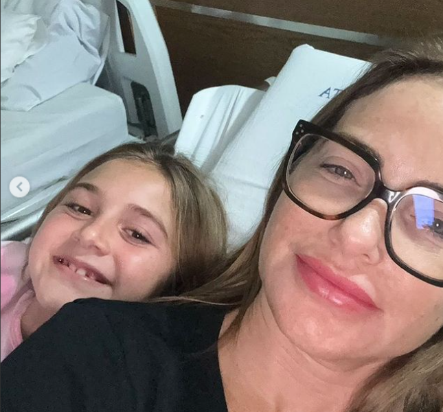 A primeira-dama do Pará, Dani Barbalho, com a filha Heva no hospital.