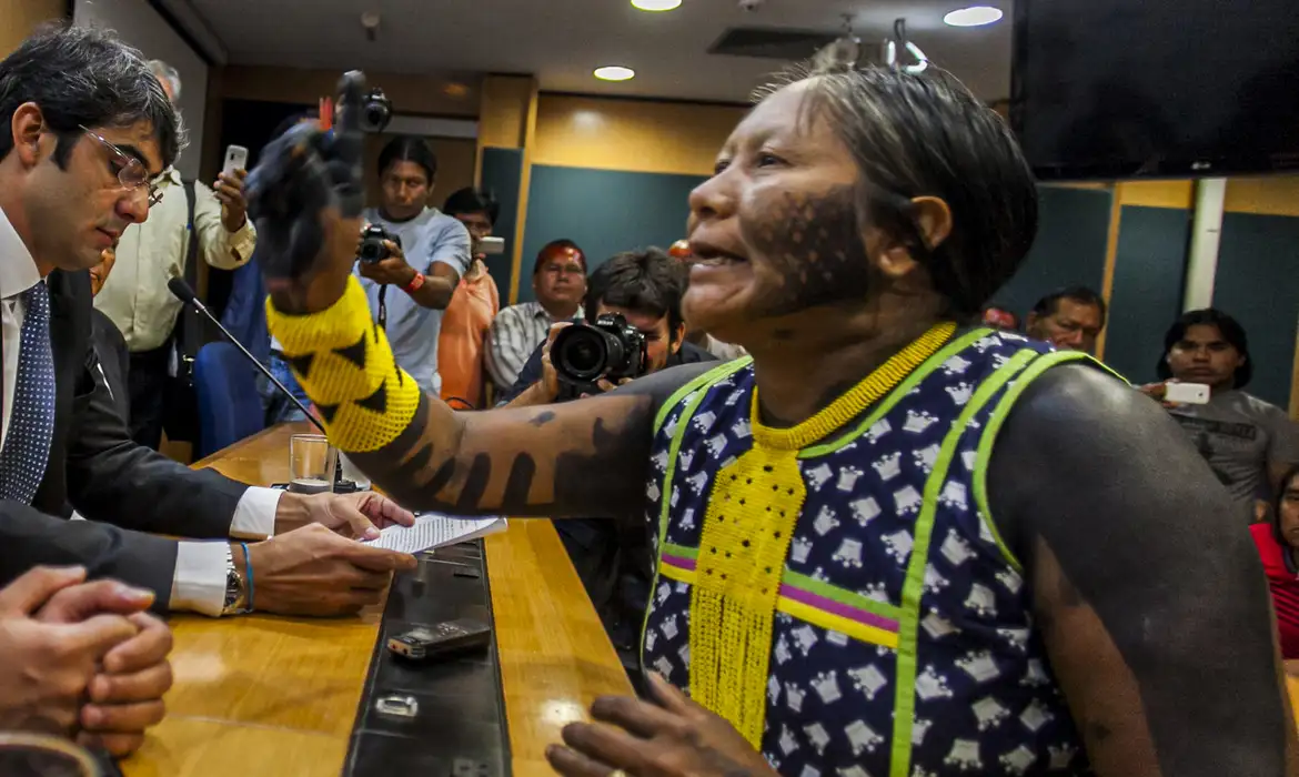 Tuíre Kayapó foi uma das primeiras ativistas indígenas mulheres.