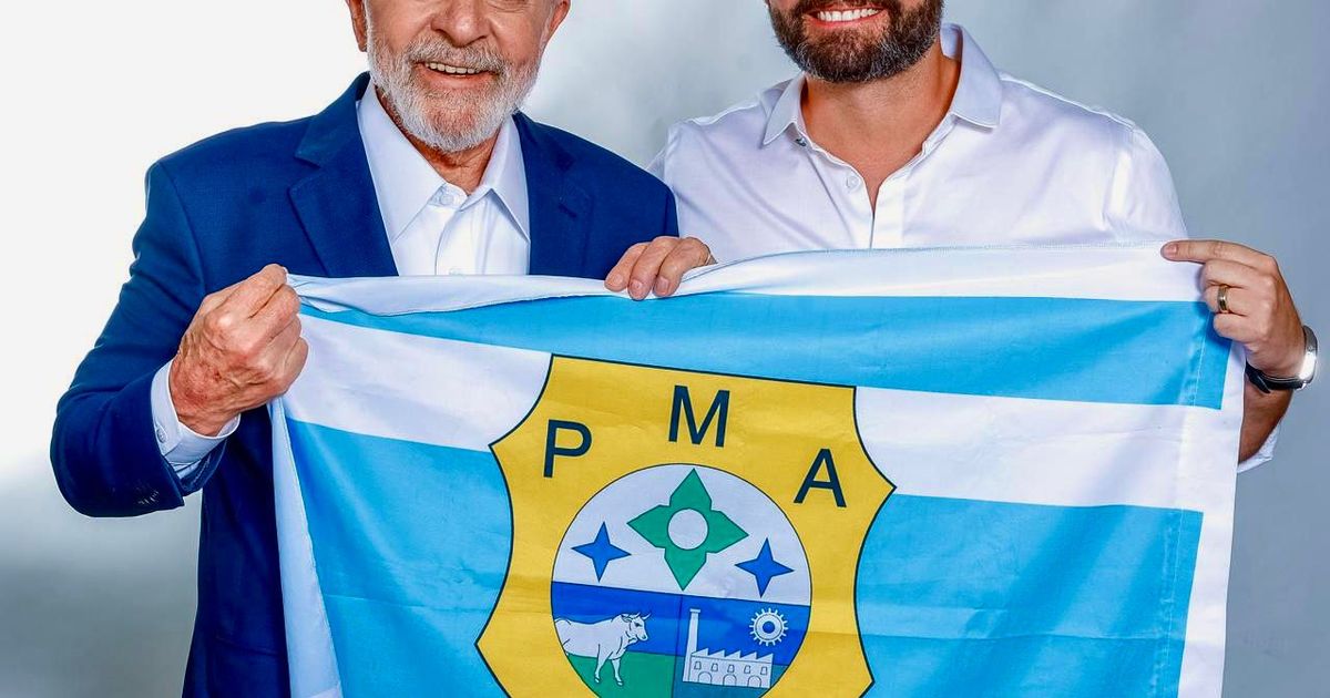Miro Sanova entrega bandeira de Ananindeua a Lula, durante encontro