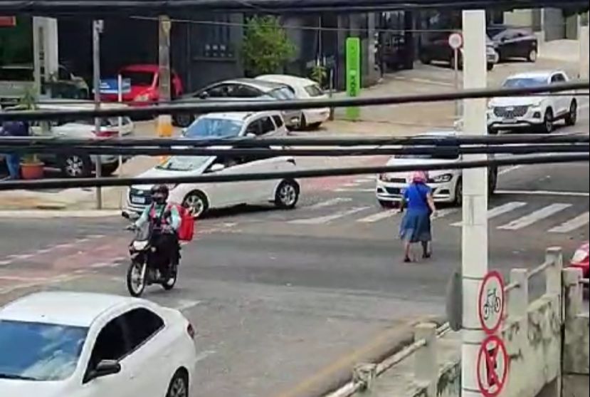 A mulher acabou virando 'guarda de trânsito'.