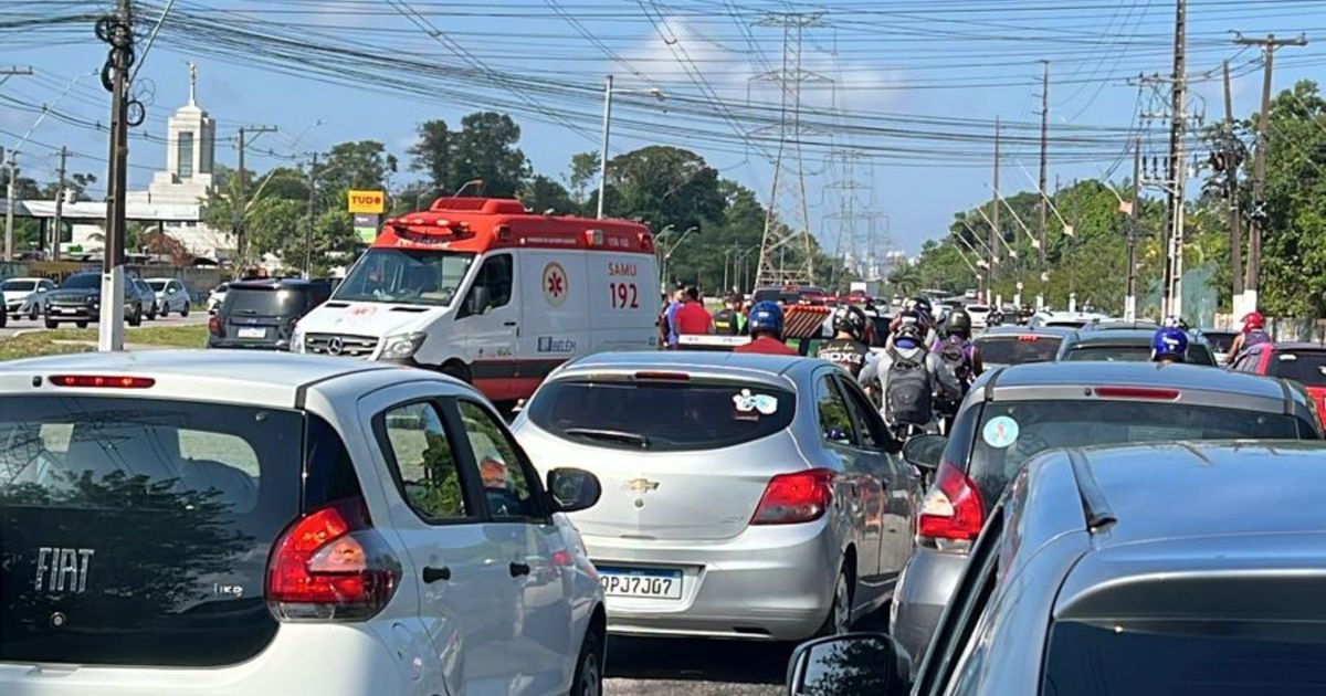 Engarrafamento após o acidente na avenida Centenário