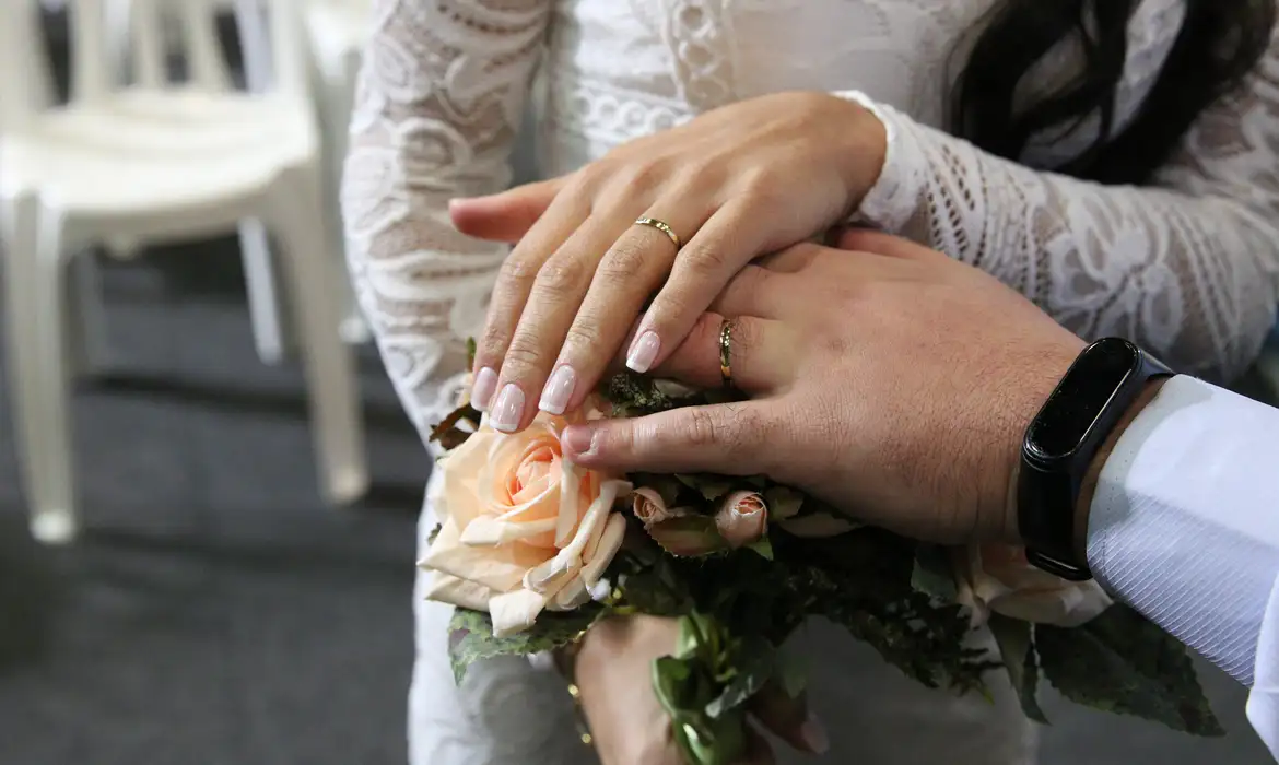 Noiva beijou pela primeira vez no altar de seu casamento.