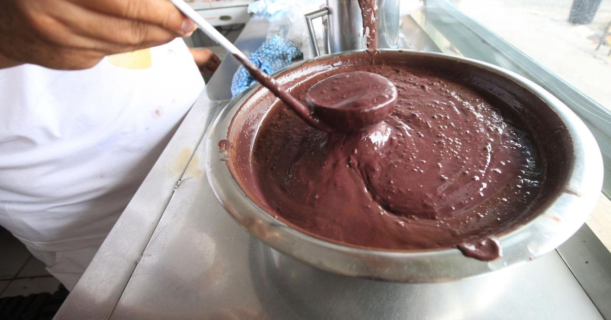 O açaí que vai para as escolas é o pasteurizado, ou seja, passa por um processo de tratamento.
