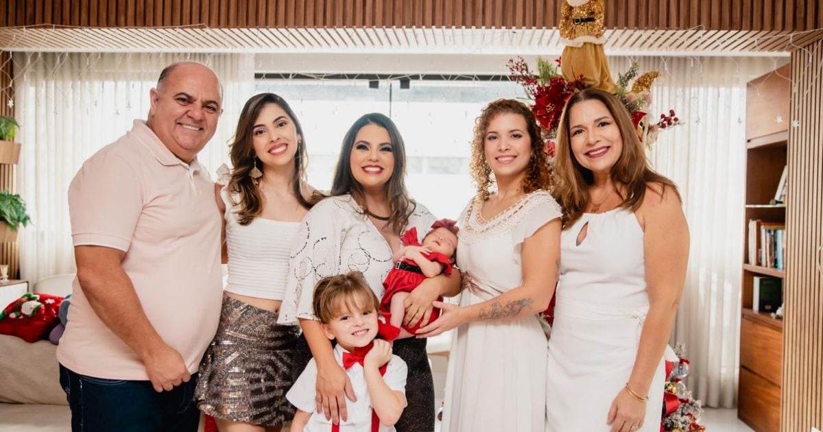 A aniversariante ao lado do esposo Claudionor, das filhas Carin, Cássia e Carina, genros e netos. 