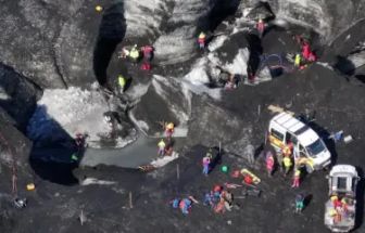 Islândia: turista morre em desabamento de caverna de gelo; busca por desaparecidos continua