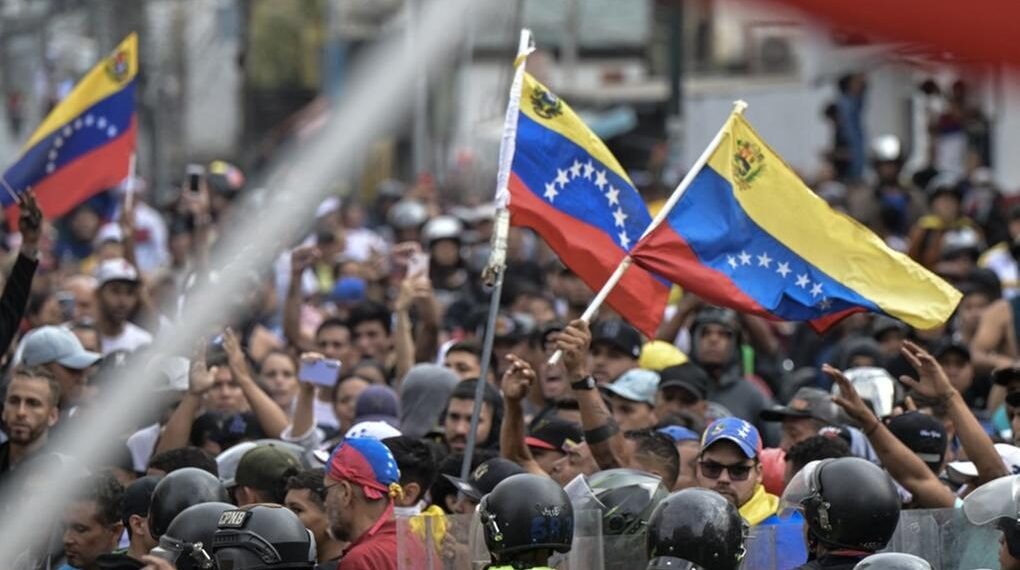 As autoridades venezuelanas argumentam que estão lutando contra grupos criminosos que promoveram ataques à militantes chavistas e prédios públicos.