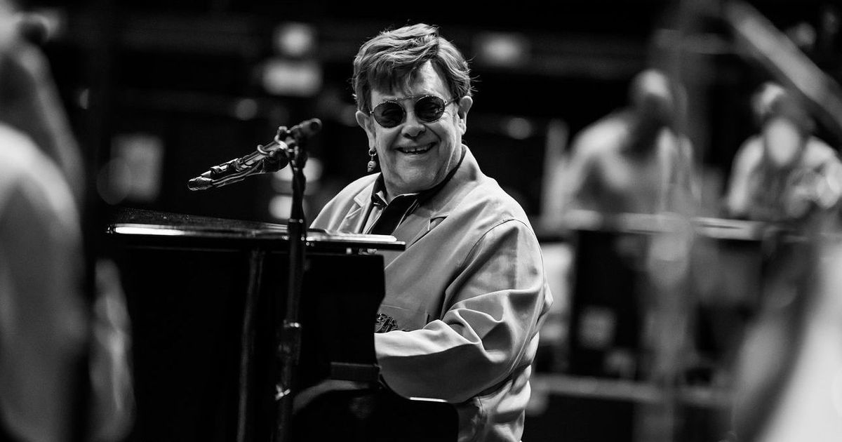 (Elton John, de 77 anos, preocupou os fãs nesta terça-feira, 3, ao anunciar que está lidando com uma grave infecção nos olhos)