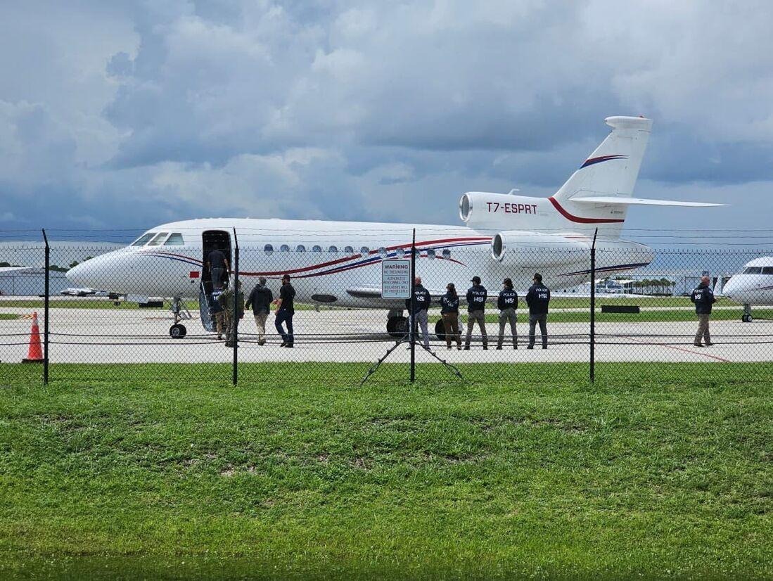 Avião do ditador Maduro é confiscado pelos EUA.