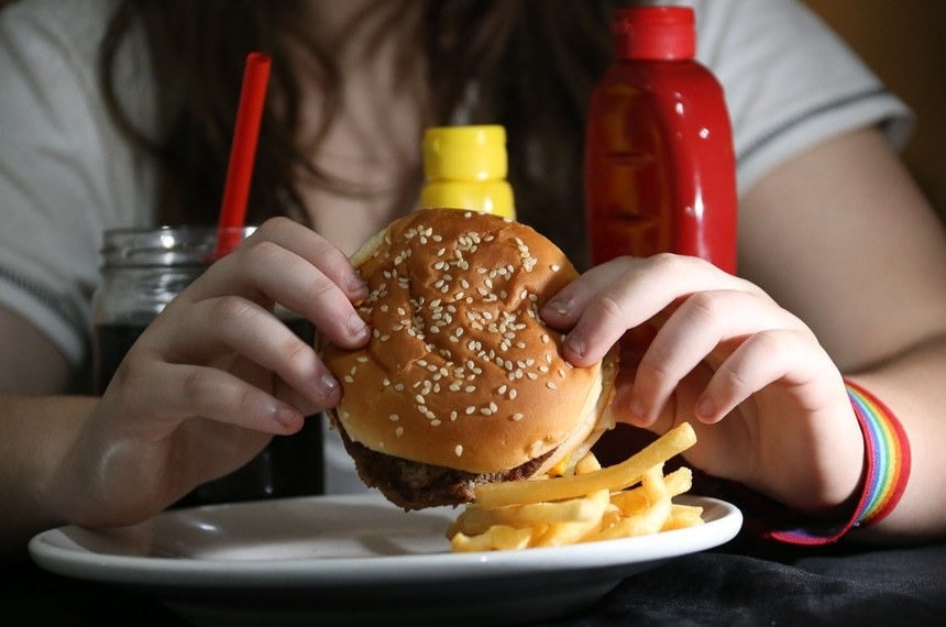 No Brasil, existe uma luta para combater aos comportamentos alimentares anormais que afloram o país, inclusive atingindo considerável parcela infanto-juvenil.