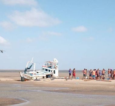 Imagem - Grupamento Aéreo resgata pescadores em barco encalhado na Baía do Marajó