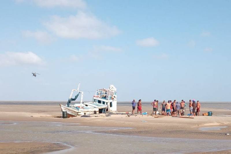 (Grupamento Aéreo resgata pescadores em barco encalhado na Baía do Marajó)