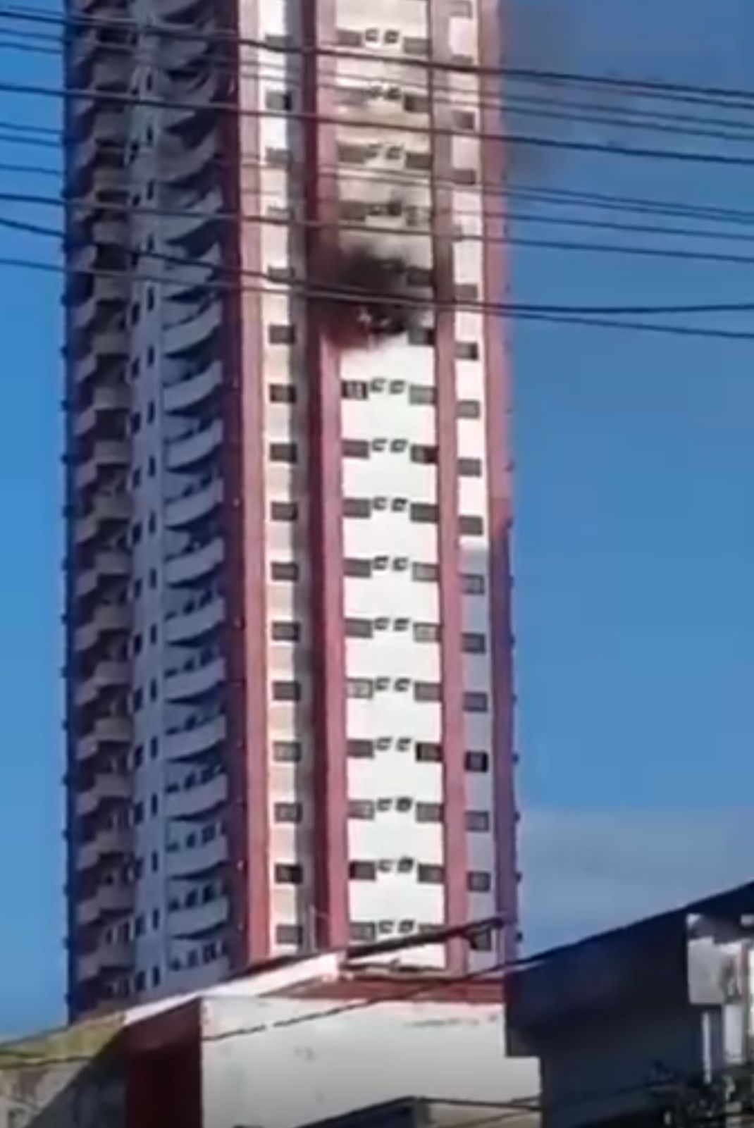 (Um incêndio de grandes proporções atingiu um apartamento. O prédio está localizado na travessa Timbo, bairro do Marco) 