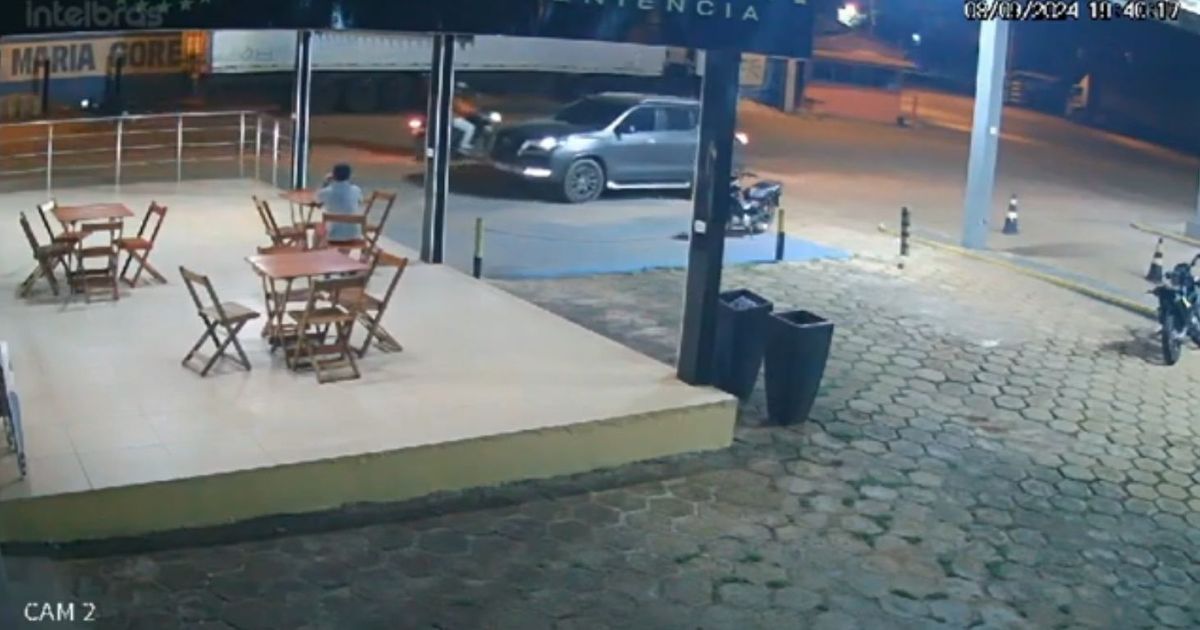 Momento que os criminosos se aproximam e desferem os disparos em direção ao carro.