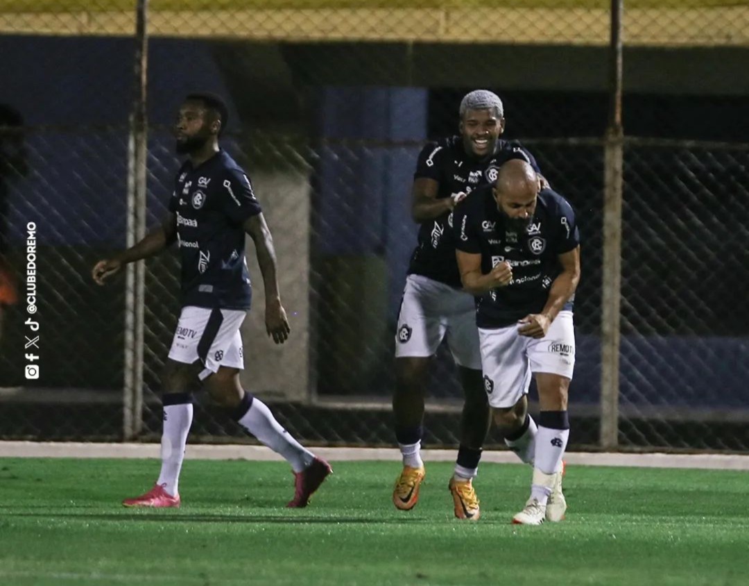 Jogadores comemoram o gol de Ytalo no primeiro tempo.