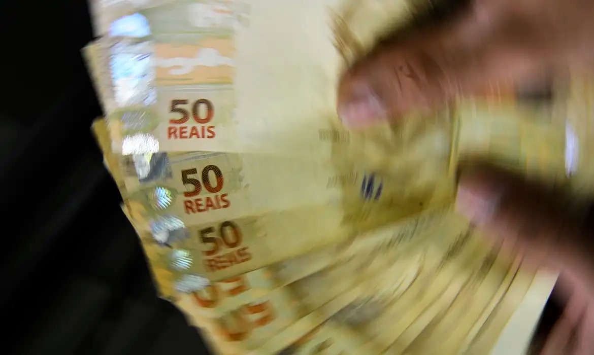 Os relatórios devem incluir informações detalhadas sobre as receitas (doações, contribuições, recursos próprios, etc.) e despesas da campanha. 