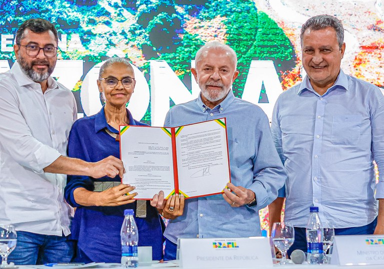 Reunião com prefeitos de municípios do Amazonas afetados pela seca e anúncio de medidas de combate à seca na Amazônia.