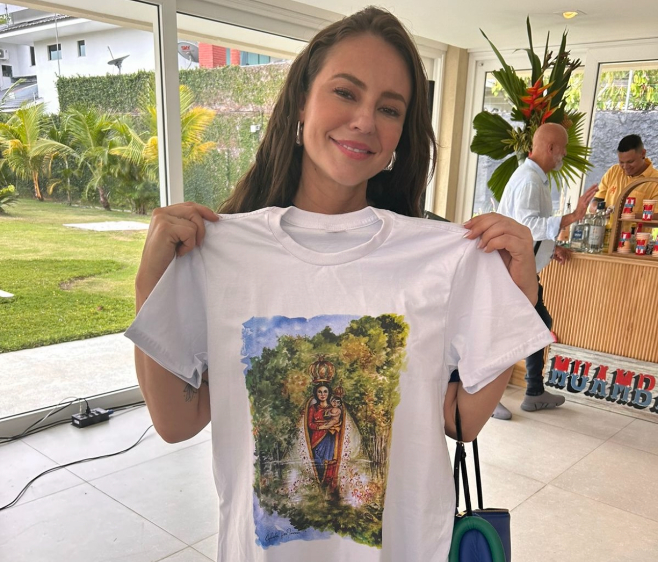 Paola Oliveira foi presenteada com uma das t-shirts de Celeste Heitmann, para o Círio de Nazaré. 