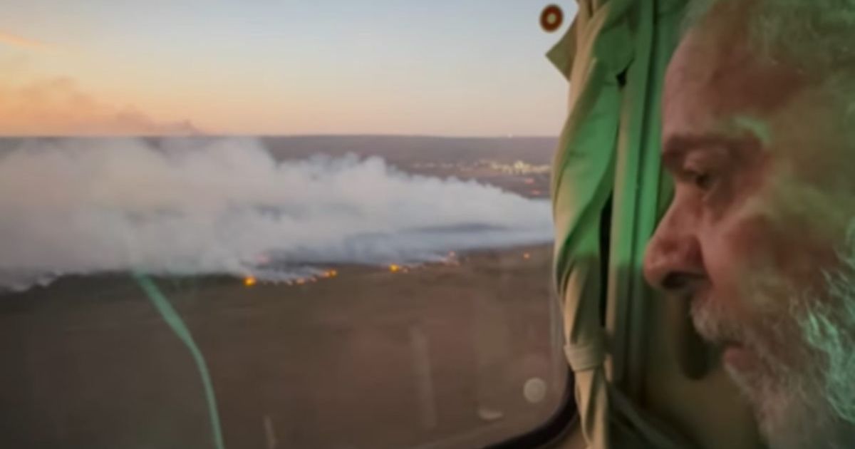 Presidente Lula sobrevoando queimadas em Brasília.