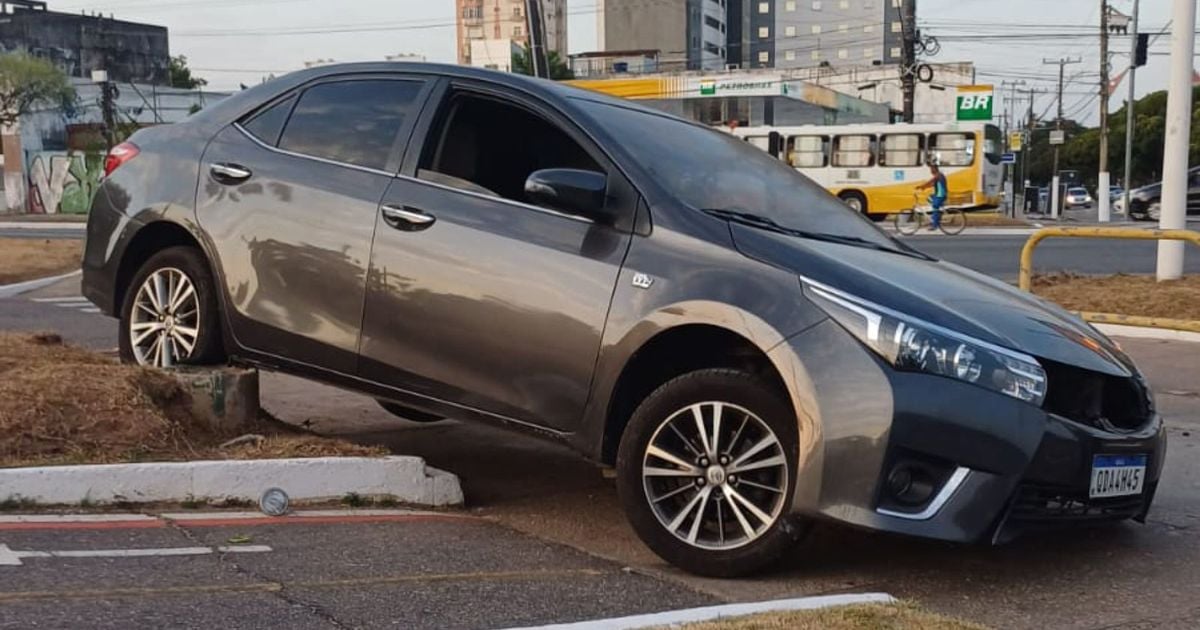 O carro subiu no meio fio, ficando atravessado na via de ciclistas.