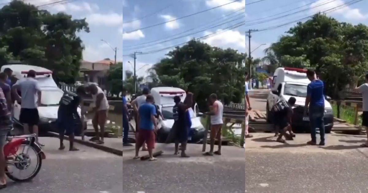 Populares ajudam a retirar a ambulância do local do acidente.