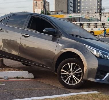 Imagem - Carro sobe em meio fio, em acidente na Dr. Freitas, em Belém