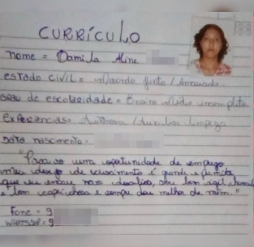 Currículo feito em folha de caderno por Camila Aline