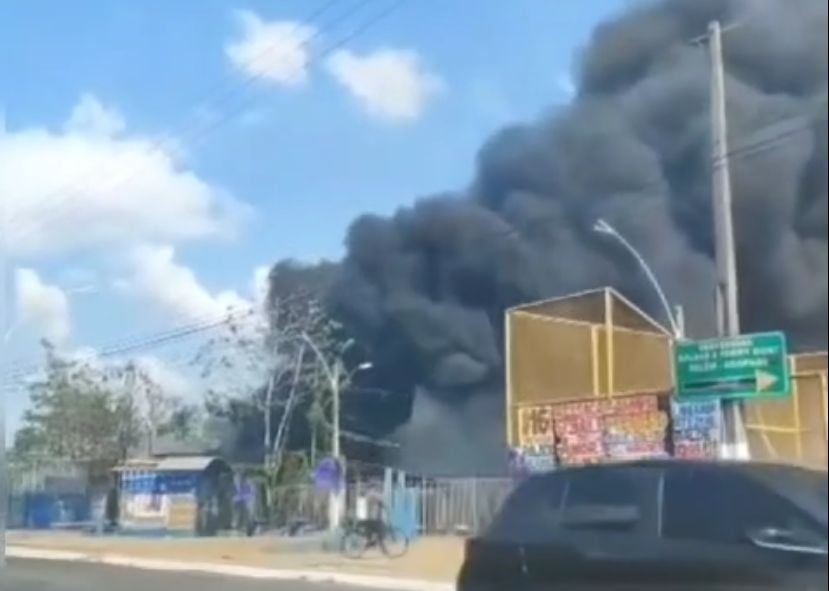 Incêndio de grandes proporções na Av. Bernardo Sayão