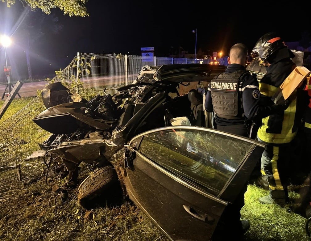 O motorista "perdeu o controle" e o veículo, um Volkswagen Passat que circulava "muito rápido", bateu em uma árvore.