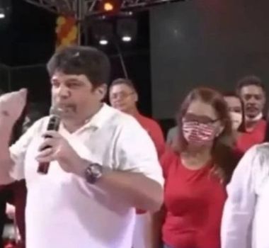 Imagem - Candidato a prefeito faz mudos discursarem em palco para pedir voto; assista