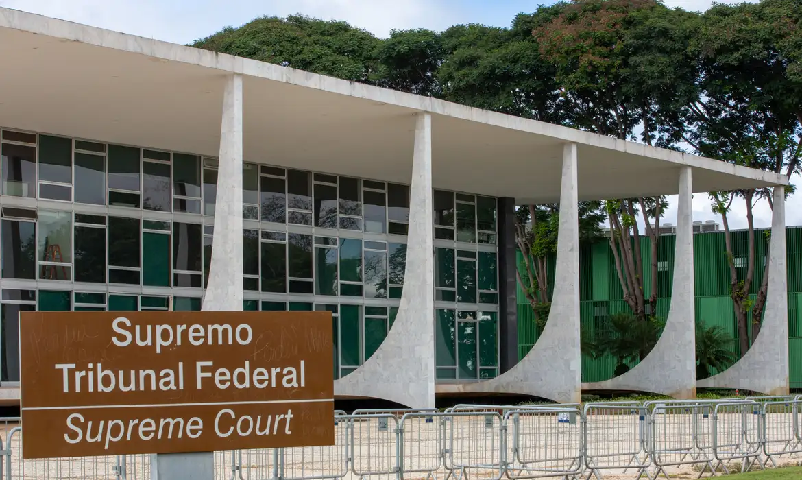 (O ministro Alexandre de Moraes, do Supremo Tribunal Federal (STF), concedeu prazo de 24 horas para a rede social X comprovar a legalidade da nova representação constituída no Brasil)