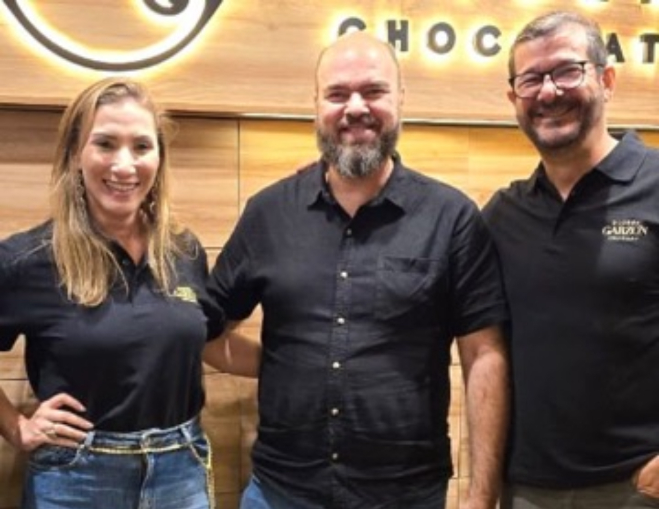 Susana Oliveira e Renato Farias com Fábio Sicília, um dos parceiros da World Wine. 