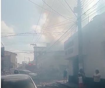 Bombeiros trabalham para apagar as chamas.