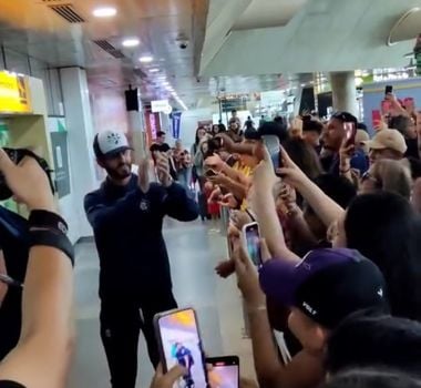 Imagem - Torcedores do Remo acolhem jogadores e comissão no Aeroporto de Belém antes do jogo crucial