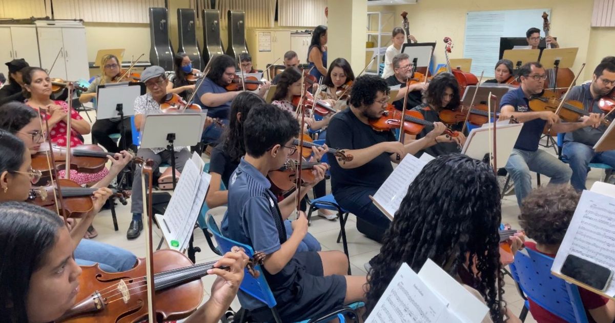 (Orquestra Jovem Helena Maia se apresenta na igreja de Santo Alexandre)