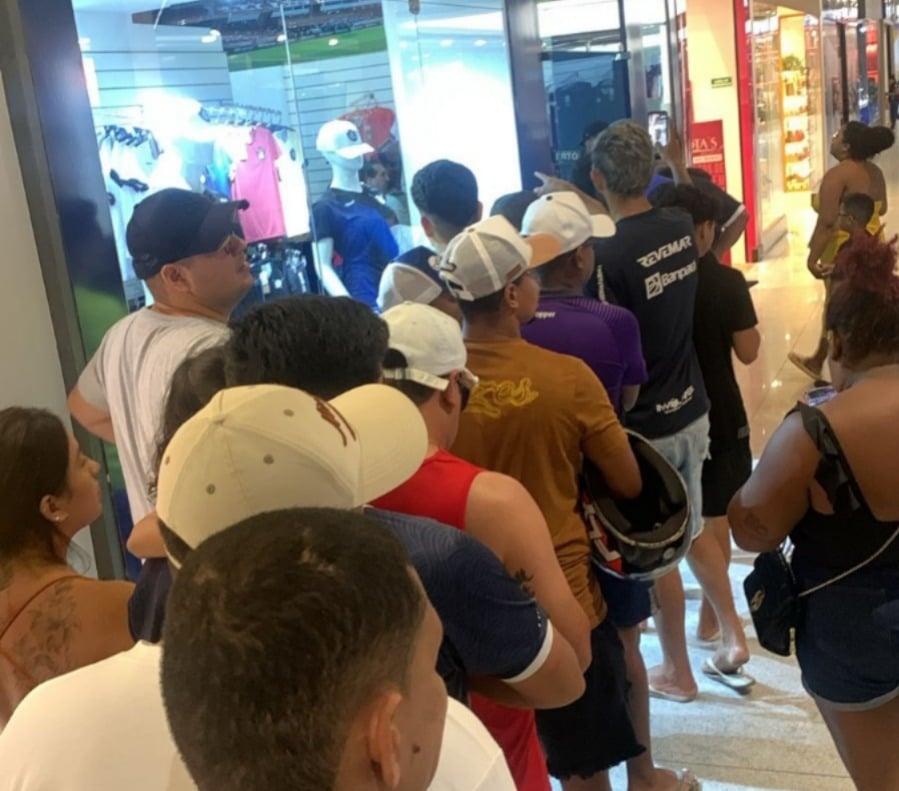 Torcedores do Remo fazem fila para comprar ingressos - 