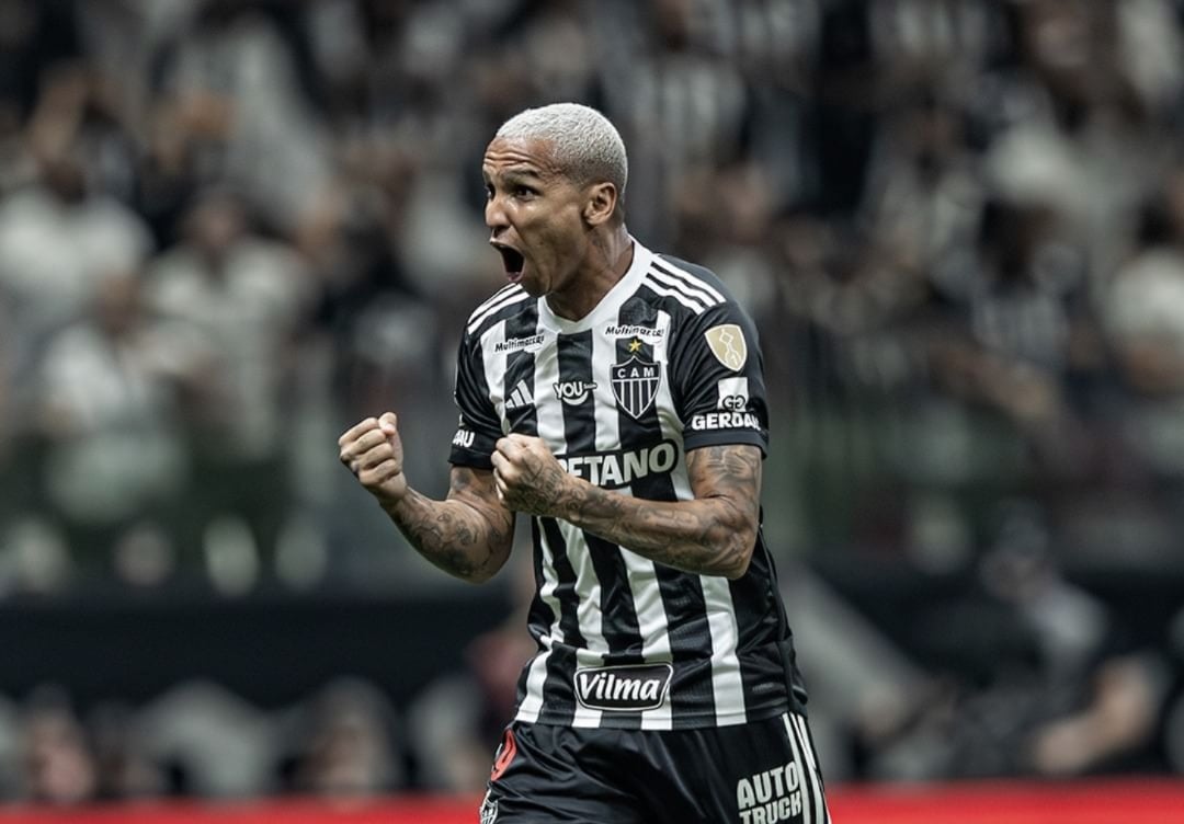 Deyverson foi o craque do jogo, com dois gols.