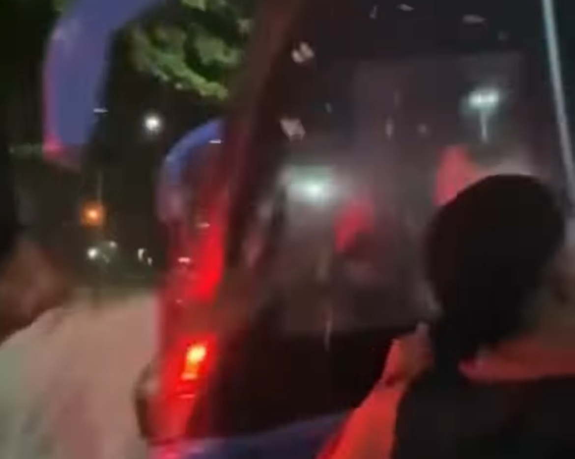 Torcedores jogaram pipoca no ônibus do Flamengo - 