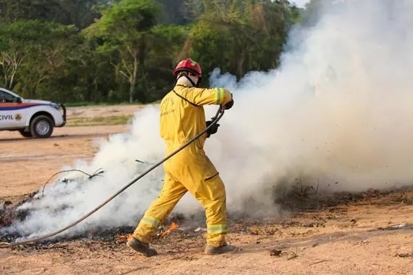 O governo de São Paulo iniciou testes com um produto capaz de apagar o fogo cinco vezes mais rápido do que o uso da água.