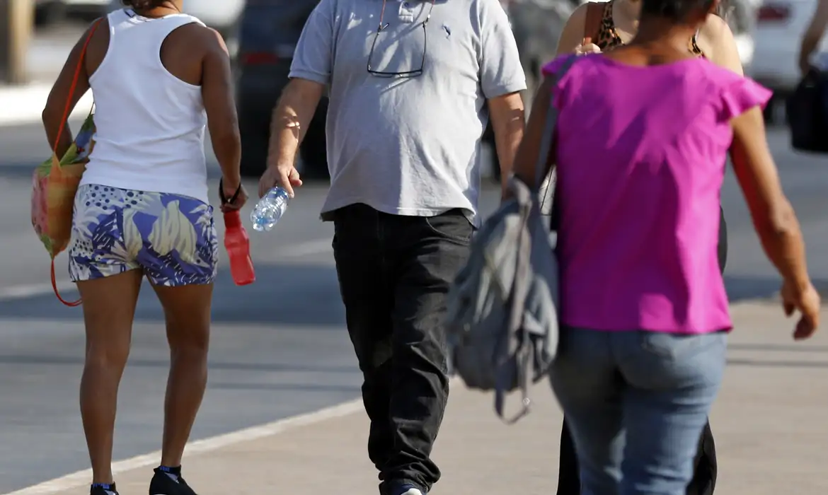 (O Instituto Nacional de Meteorologia (Inmet) publicou nesta segunda-feira (30) um novo aviso de onda de calor para grande parte do país)