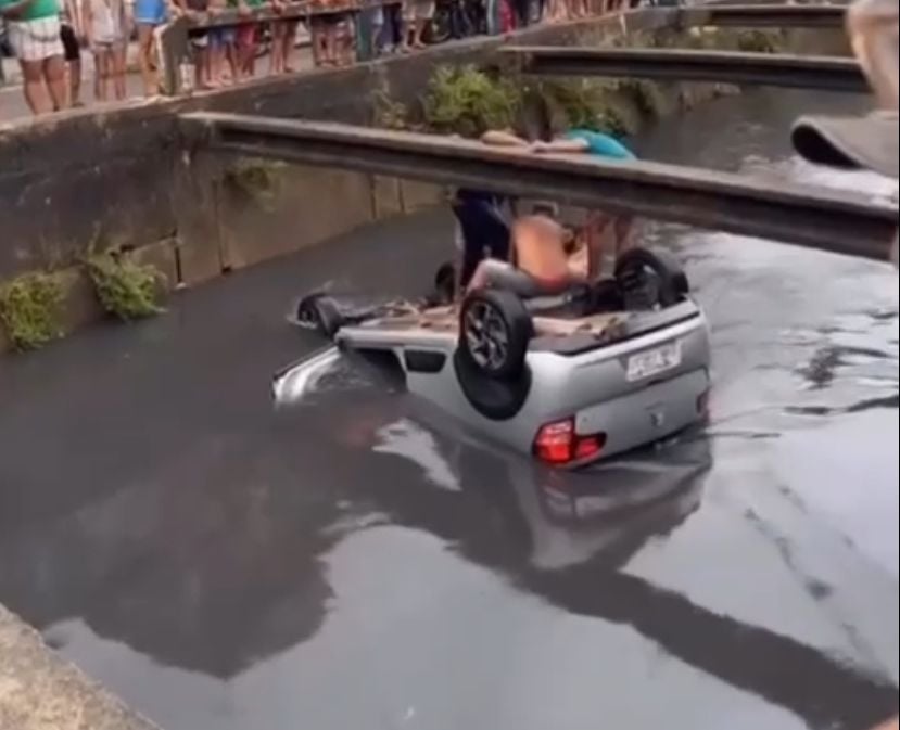 O motorista teria perdido o controle da direção e atravessado o canal.