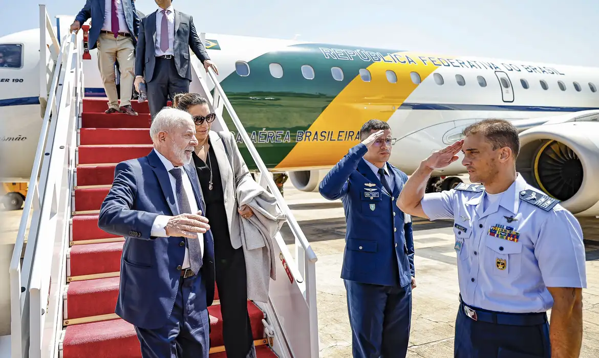 Avião do presidente pousou às 10h12 na Base Aérea de Brasília