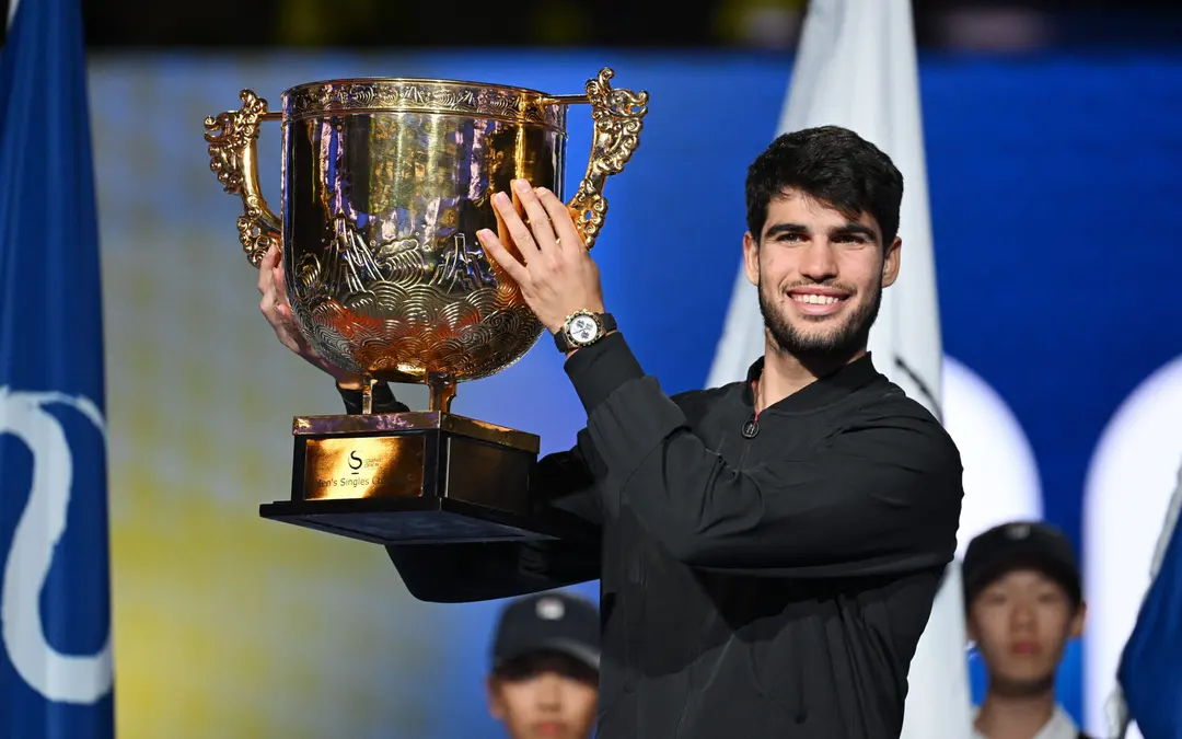 Carlos Alcaraz com o troféu do torneio