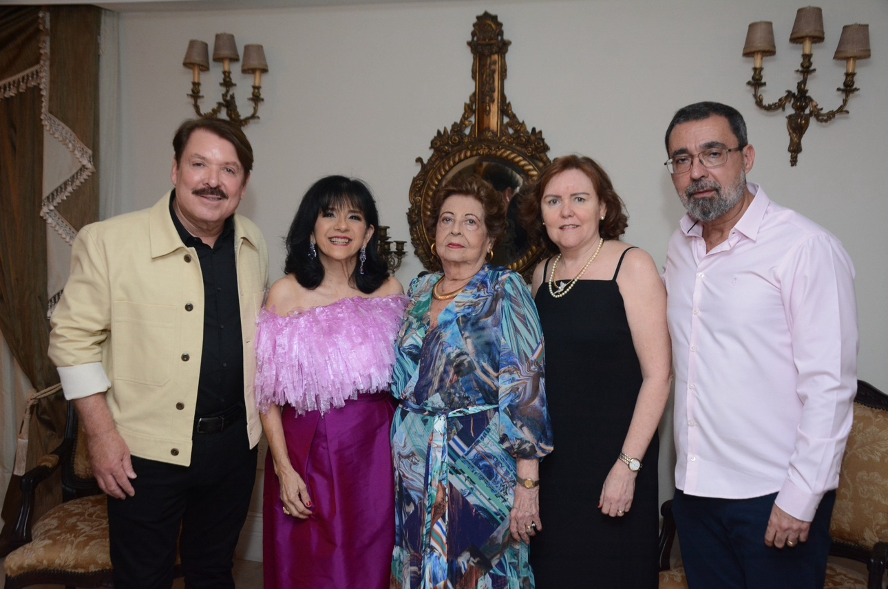 O aniversariante com Felicia, Maria Beatriz Dias, Rosana e Fernando Dias