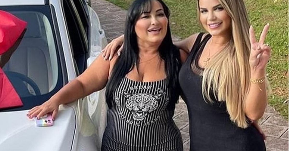 Deolane Bezerra e a mãe.