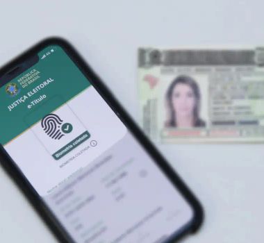 Imagem - Veja como o celular deve ser utilizado para votação com o E-título