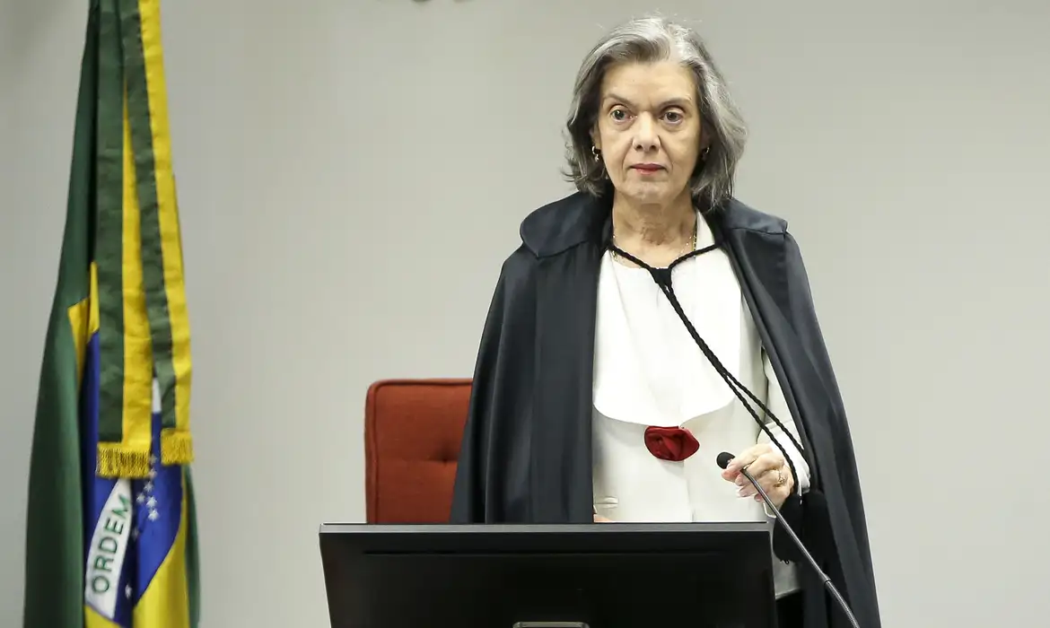 (A presidente do Tribunal Superior Eleitoral (TSE), ministra Cármen Lúcia, convidou os eleitores a exercerem seu direito "fundamental" de votar neste domingo, 6.)