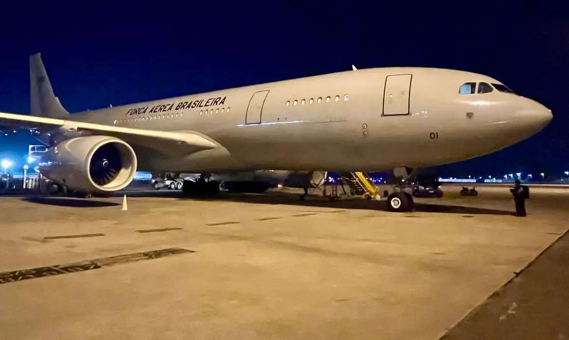 Aeronave KC-30 transporta os brasileiros - 