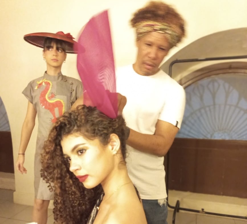 O coiffeur Cleber Lopes nos bastidores do desfile 